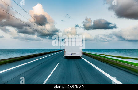 Mobile home Laufwerke auf einer Straße Stockfoto