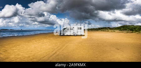 Mobilheim am Strand geparkt Stockfoto