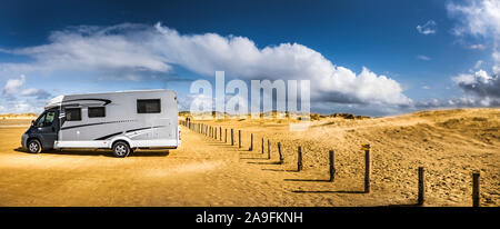 Mobilheim am Strand geparkt Stockfoto