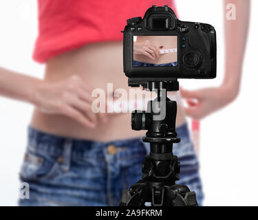 Asiatische vlogger messen Taille hinter der Kamera, social media Produktion Konzept Stockfoto