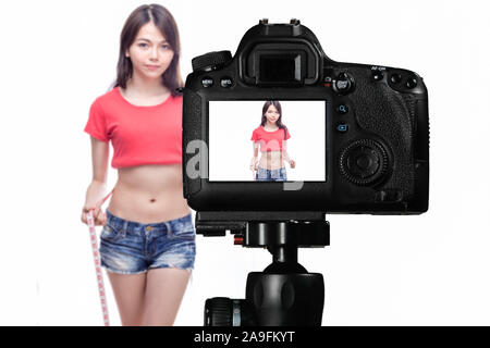 Asiatische vlogger messen Taille hinter der Kamera, social media Produktion Konzept Stockfoto