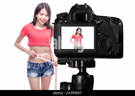 Asiatische vlogger messen Taille hinter der Kamera, social media Produktion Konzept Stockfoto