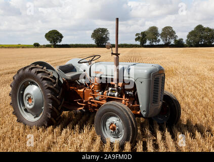 Ein vintage Traktor stationär in einem Feld Stockfoto