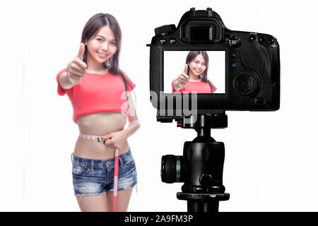 Asiatische vlogger messen Taille hinter der Kamera, social media Produktion Konzept Stockfoto