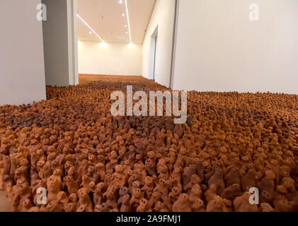 Colchester Essex UK 15. November 2019. Der renommierte Feld für die Britischen Inseln, von Antony Gormley kommt an Firstsite Colchester, Essex, an. Feld für die Britischen Inseln, die aus 40.000 kleine individuelle Terracotta Figuren, die größte einzelne Kunstwerke in der Arts Council Sammlung und ihre Ankunft in Colchester wird die letzte Etappe der Reise des spektakulären Stück. Gormley, der den Turner Prize 1994 gewann nach dieser Arbeit erstellt wurde, hat derzeit eine große Einzelausstellung in der Royal Academy. Quelle: MARTIN DALTON/Alamy leben Nachrichten Stockfoto