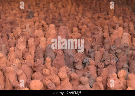 Colchester Essex UK 15. November 2019. Der renommierte Feld für die Britischen Inseln, von Antony Gormley kommt an Firstsite Colchester, Essex, an. Feld für die Britischen Inseln, die aus 40.000 kleine individuelle Terracotta Figuren, die größte einzelne Kunstwerke in der Arts Council Sammlung und ihre Ankunft in Colchester wird die letzte Etappe der Reise des spektakulären Stück. Gormley, der den Turner Prize 1994 gewann nach dieser Arbeit erstellt wurde, hat derzeit eine große Einzelausstellung in der Royal Academy. Quelle: MARTIN DALTON/Alamy leben Nachrichten Stockfoto