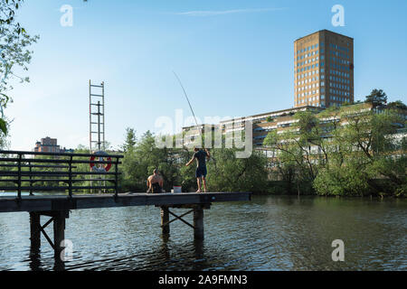 Angeln Stadt, Ansicht im Sommer zwei Männer von einem Steg neben Kungholms Stränge Park in Kungsholmen, Stockholm, Schweden. Stockfoto