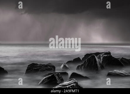 Regen Wolken über dem Meer Stockfoto