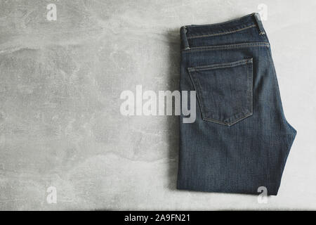 Klassische Jeans auf grauem Hintergrund, Platz für Text Stockfoto