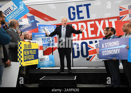 Premierminister Boris Johnson bei der Enthüllung der Konservativen Partei battlebus in Middleton, Greater Manchester. Stockfoto