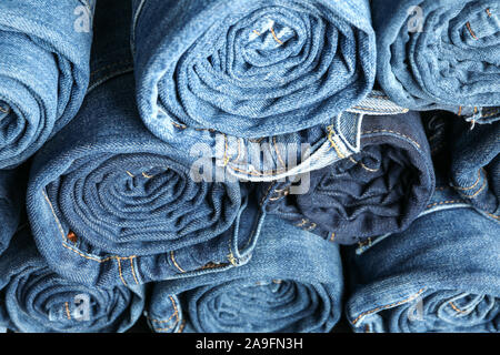 Stapel gerollt jeans Textur auf ganze Hintergrund, in der Nähe Stockfoto