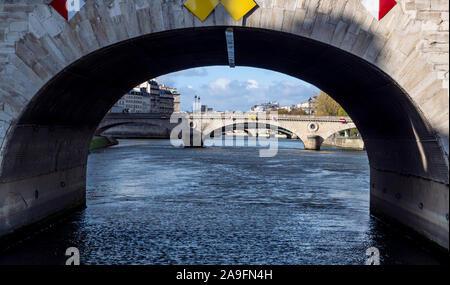 Blick auf Seine Fluss unter der Pont Marie in Paris. Bild vom Boot an sonnigen Herbst Tag genommen Stockfoto