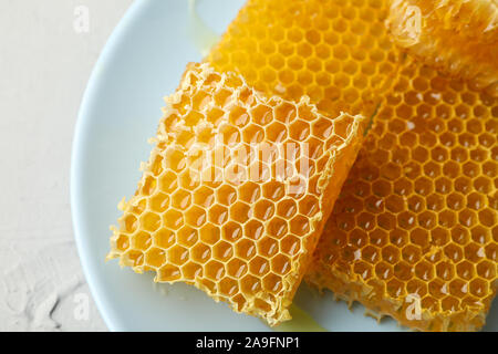 Mit Waben auf weißem Hintergrund Platte, in der Nähe Stockfoto
