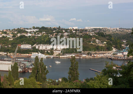 Sewastopol, Krim, Russland - Juli 24, 2019: Blick auf die South Bay und den Hafen Sewastopol, Krim Stockfoto