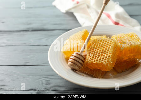 Mit Pendelarm und Waben auf hölzernen Hintergrund, Platz für Text Platte Stockfoto