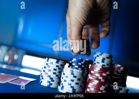 Gewinnen Mann stapeln Chips auf dem Tisch des Casinos, Wetten und Glücksspiel Konzept Stockfoto