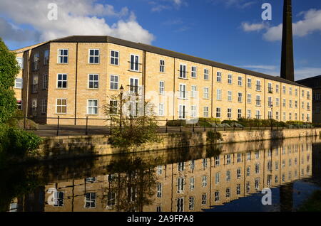 Wohnungen, die von der Leeds Liverpool Canal, Bingley, Yorkshire Stockfoto