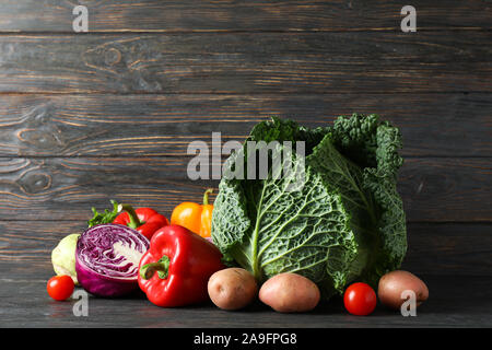 Frisches Gemüse auf hölzernen Hintergrund Kopie Raum Stockfoto