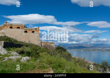 Alten venezianischen Schloß oder die Festung auf dem Hügel in wunderschönen griechischen Stadt Nafplio, Peloponnes, Griechenland Stockfoto