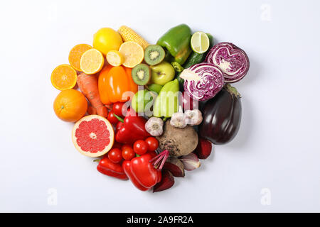 Herzen aus Gemüse und Obst auf weißem Hintergrund, kopieren Raum Stockfoto