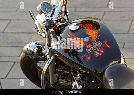 Harley Davidson Chopper Dashboard und Kraftstofftank mit brennenden Adler und Türkische Flagge bemalt. Stockfoto