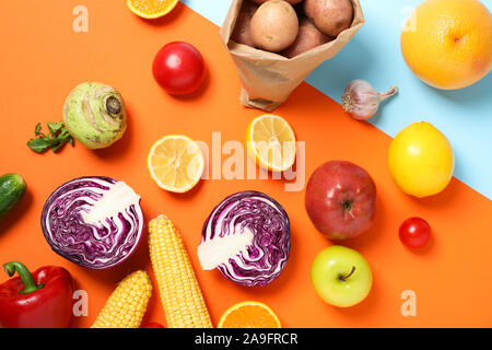 Verschiedene Gemüse und Früchte auf zwei ton Hintergrund, Platz für Text Stockfoto