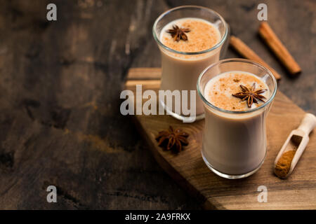 Indische schwarzer Tee. Tee Masala. Kaffee mit Milch. Würziger wärmender Tee mit Milch/ Stockfoto