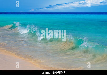 Ocean Waves am Kap Verde Sandstrand auf der Insel Sal brechen Stockfoto