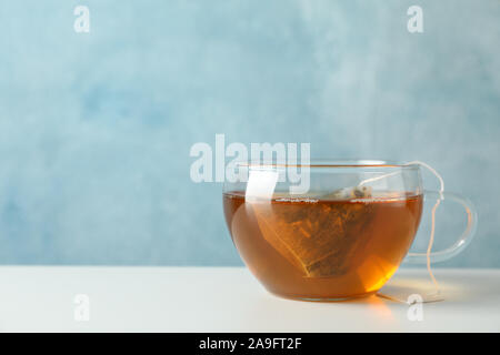 Tasse Tee mit Teebeutel auf weißem Hintergrund, Platz für Text Stockfoto