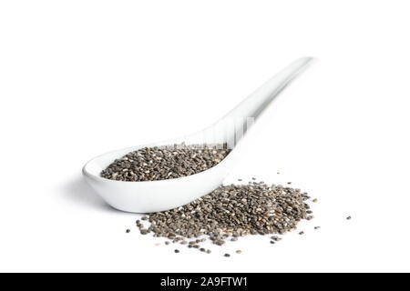 Chia Samen in Porzellan Löffel auf weißem Hintergrund Stockfoto
