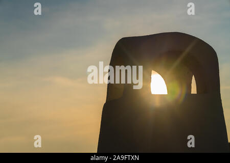 Ein Sonnenstrahl scheint durch den Schornstein in Santorini, Griechenland. Stockfoto