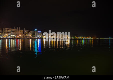 Schöne Nacht Blick auf die Stadt Volos, Griechenland Stockfoto