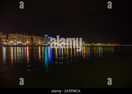 Schöne Nacht Blick auf die Stadt Volos, Griechenland Stockfoto