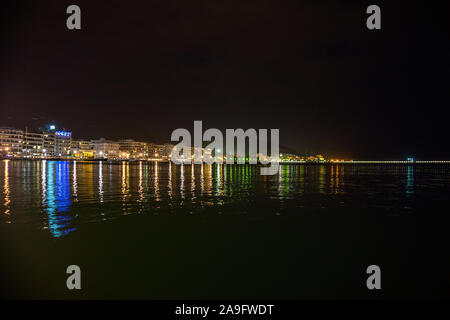 Schöne Nacht Blick auf die Stadt Volos, Griechenland Stockfoto