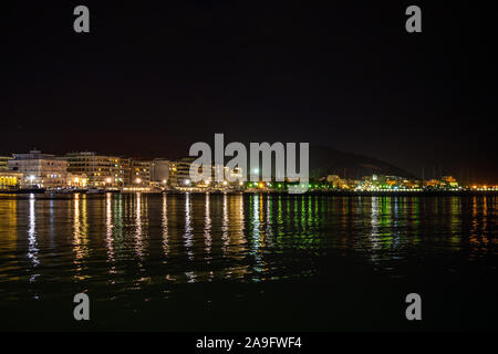 Schöne Nacht Blick auf die Stadt Volos, Griechenland Stockfoto