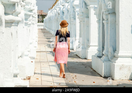 Eine junge Besucher der Kuthodaw Pagode, Mandalay, Myanmar. Stockfoto