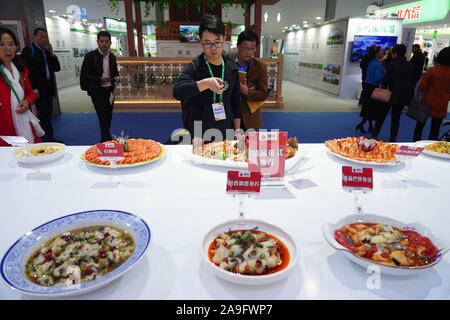 (191115) - NANCHANG, November 15, 2019 (Xinhua) - Besucher Blick auf Gerichte auf einer Ausstellungsfläche um eine aquatische Enterprise während des 17 China Internationale landwirtschaftliche Messe (CATF) in Nanchang organisiert, Hauptstadt der ostchinesischen Provinz Jiangxi, Nov. 15, 2019. Die 17 CATF Auftakt Freitag in Nanchang mit rund 8.000 Aussteller auf der Messe. (Xinhua / Zhou Mi) Stockfoto