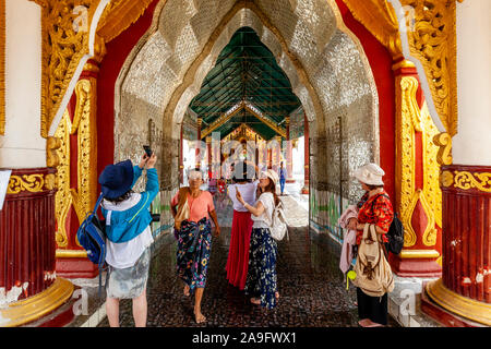 Besucher Fotos in der Kuthodaw Pagode, Mandalay, Myanmar. Stockfoto