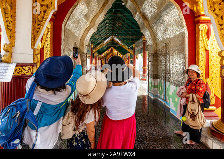 Besucher Fotos in der Kuthodaw Pagode, Mandalay, Myanmar. Stockfoto