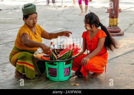 Eine lokale Frau, Verkauf von Obst in der Kuthodaw Pagode, Mandalay, Myanmar. Stockfoto