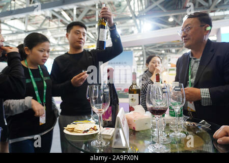 (191115) - NANCHANG, November 15, 2019 (Xinhua) - Besucher Geschmack Wein in der ningxia Ausstellungsfläche des 17. China Internationale landwirtschaftliche Messe (CATF) in Nanchang, der Hauptstadt der ostchinesischen Provinz Jiangxi, Nov. 15, 2019. Die 17 CATF Auftakt Freitag in Nanchang mit rund 8.000 Aussteller auf der Messe. (Xinhua / Zhou Mi) Stockfoto