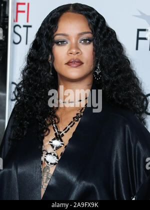 Hollywood, Vereinigte Staaten. 14 Nov, 2019. HOLLYWOOD, LOS ANGELES, Kalifornien, USA - 14. NOVEMBER: Sängerin Rihanna trägt einen John Galliano abend Mantel von William Vintage zusammen mit einer Halskette und Ohrringe von David Webb bei der AFI FEST 2019 - Opening Night Gala Premiere von Universal Pictures'' Queen und Slim' an der TCL Chinese Theater IMAX am 14. November 2019 in Hollywood, Los Angeles, Kalifornien, USA ankommt. (Foto von Xavier Collin/Image Press Agency) Quelle: Bild Presse Agentur/Alamy leben Nachrichten Stockfoto