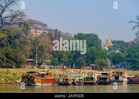 Boote Aufgereiht auf dem Irrawaddy (Ayeyarwady) Fluss in der Nähe der Mingun Pagode, Mingun, Mandalay, Myanmar. Stockfoto