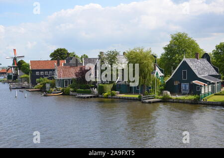 Traditionelle holländische Gebäude auf der Zaan, Zaanse Schans Stockfoto