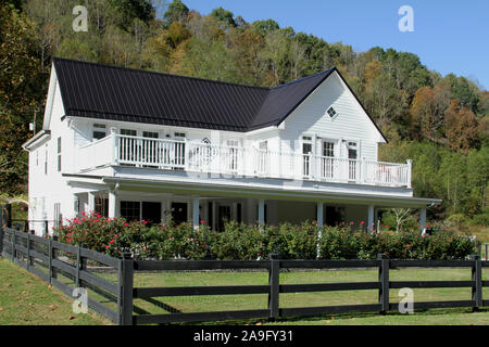 Wunderschönes, weißes Haus in Virginia, USA. Stockfoto