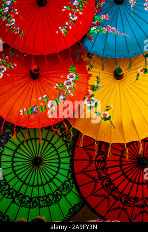 Bunte Sonnenschirme für Verkauf, Mingun, Sagaing Region, Myanmar. Stockfoto