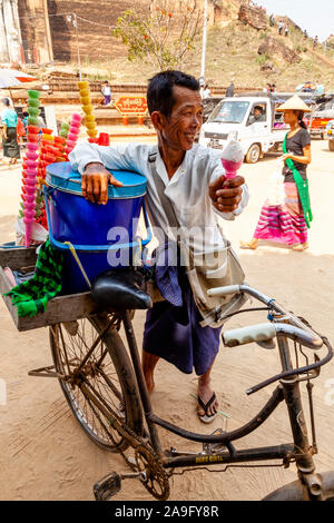 Ein lokaler Mann Verkauf von Eis, Mingun, Mandalay, Myanmar. Stockfoto