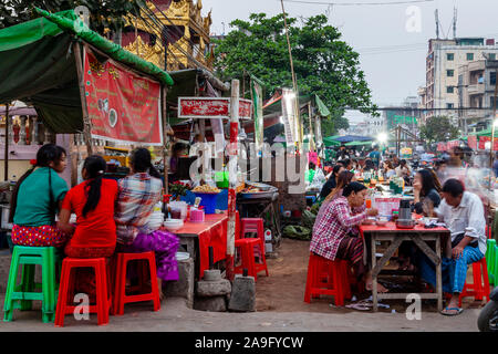 Die Menschen vor Ort essen Essen auf dem Nachtmarkt, Mandalay, Myanmar. Stockfoto