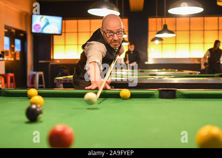 Studentenwerk der Universität Strathclyde, Glasgow, Schottland, Großbritannien. 15 Nov, 2019. Scottish Green Party co leader Patrick Harvie MSP spielt Pool mit Studierenden an der Universität Strathclyde. Vor der Sitzung Patrick sagte: "Junge Menschen stimmen in dieser Wahl, das ist unverzeihlich" ignoriert werden: Kay Roxby/Alamy leben Nachrichten Stockfoto