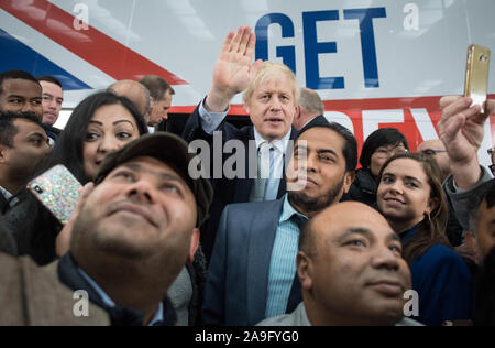 Premierminister Boris Johnson bei der Enthüllung der Konservativen Partei battlebus in Middleton, Greater Manchester. PA-Foto. Bild Datum: Freitag, 15. November 2019. Siehe PA Geschichte Politik Wahl. Foto: Stefan Rousseau/PA-Kabel Stockfoto